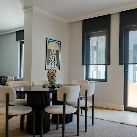New Spacious Duplex - 3 Bedrooms And 2 Bathrooms - Elevator - New Building Apartamento