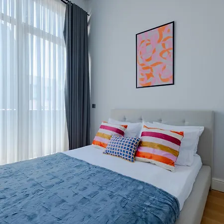 New Spacious Duplex - 3 Bedrooms And 2 Bathrooms - Elevator - New Building Apartment