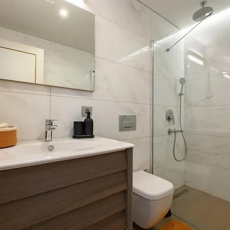 New Spacious Duplex - 3 Bedrooms And 2 Bathrooms - Elevator - New Building Lägenhet *