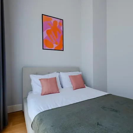 Lägenhet New Spacious Duplex - 3 Bedrooms And 2 Bathrooms - Elevator - New Building *