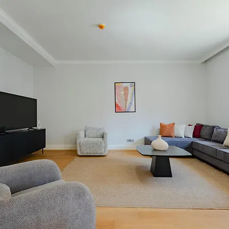 New Spacious Duplex - 3 Bedrooms And 2 Bathrooms - Elevator - New Building Lägenhet